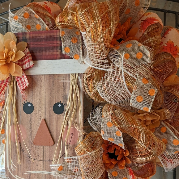 Pretty Betty Scarecrow Wreath - Picture 9 of 14